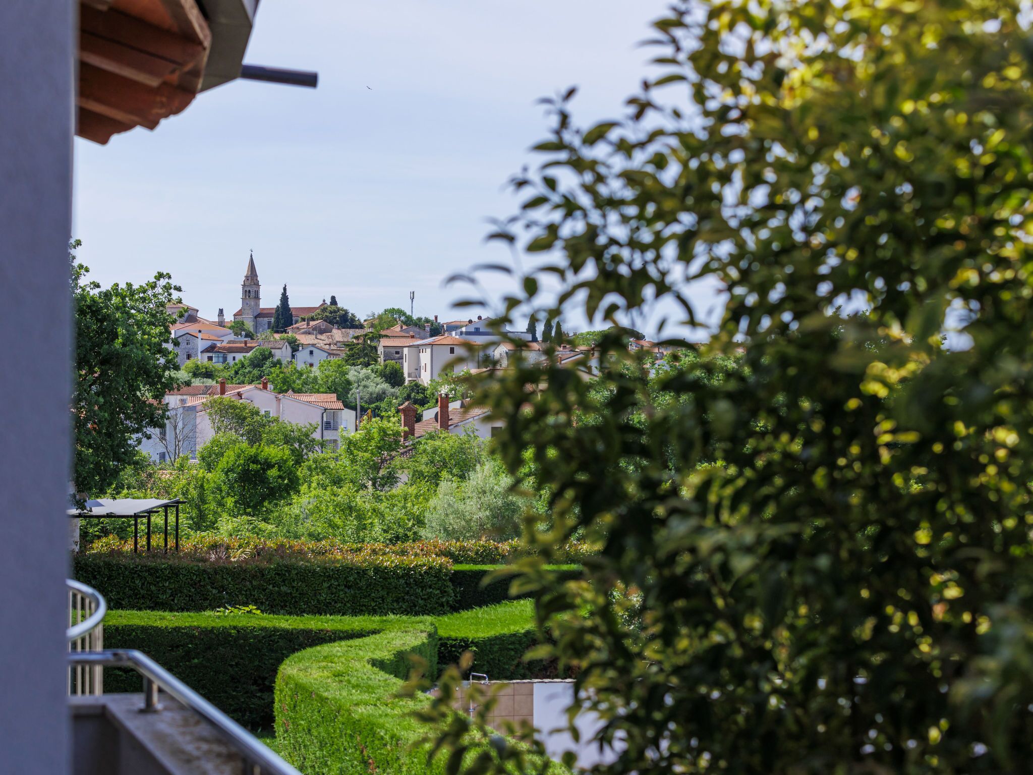 Une vue d’une ville avec des bâtiments, une église et des jardins bien entretenus.