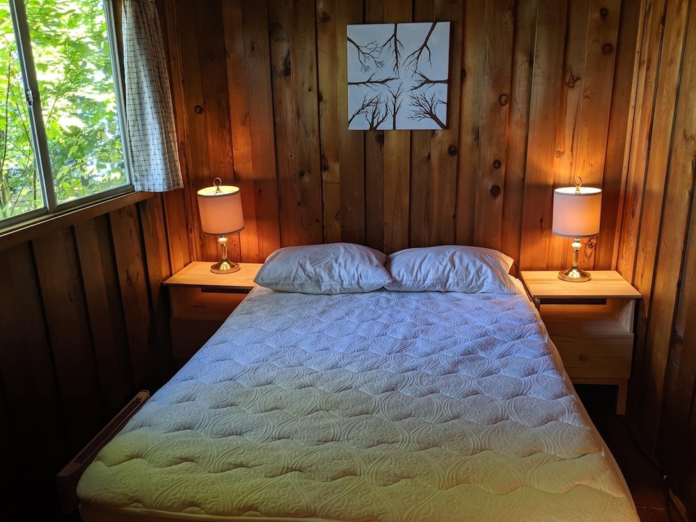 Cozy Cottage available on quiet island surrounded by beautiful lake & fishing! Newboro Vrbo