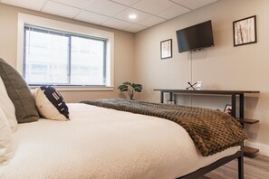 1 bedroom, iron/ironing board, WiFi, bed sheets - Urban Woods Retreat | In the Heart of Downtown (Duluth)