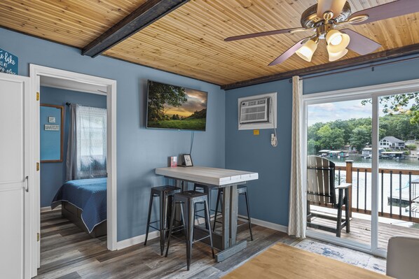 2 室のベッドルーム、WiFi (無料)、ベッドシーツ