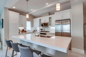 冷蔵庫、電子レンジ、オーブン、コンロ