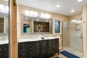 Shower, towels - Mountain Home on Beautiful Golf Course (Beech Mountain)
