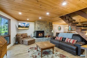 Smart TV, fireplace, books, computer monitors - Mountain Home on Beautiful Golf Course (Beech Mountain)