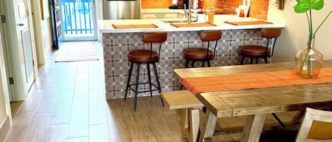 Kylskåp, mikrovågsugn, ugn och spishäll