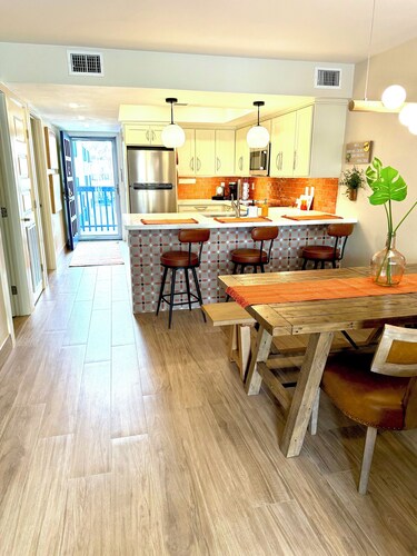 SURFSIDE ESCAPE: NEW MODERN RENO, Partial Ocean View, Heated Pool, Pet Friendly