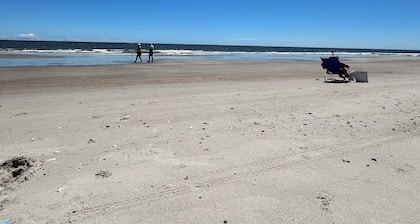Cozy beach studio within walking distance to the beach.