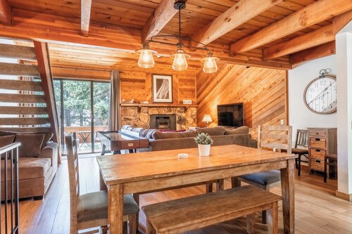 Snowflower #79 - Updated 2 Bedroom & Loft, 3 Bath, Sleeps 8, Steps away from Free Town Shuttle