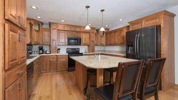 Réfrigérateur, four à micro-ondes, un four, surface de cuisson