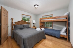 3 bedrooms, iron/ironing board, free WiFi, bed sheets