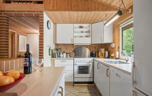 Geladeira, cooktop, lava-louças, cafeteira/chaleira