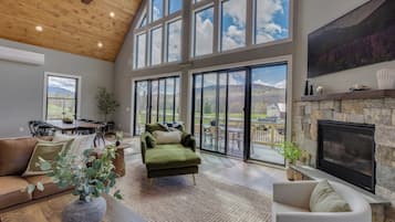 Una Smart TV, una chimenea, un futbolín, una mesa de tenis de mesa