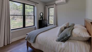 4 habitaciones, escritorio y tabla de planchar con plancha