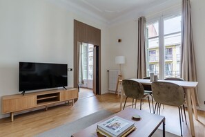 TV, stereo - Large Antiga Esquerra de l'Eixample 4BR w/ Balcony, by Blueground (Barcelona)