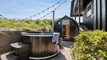 Bañera de hidromasaje al aire libre