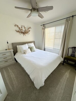 3 soverom, skrivebord, strykejern/-brett og reiseseng for barn