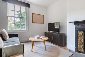 Televisie, een open haard en een stereo