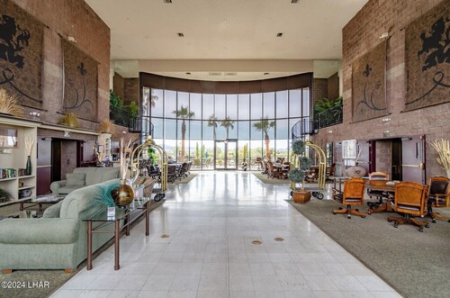 Family size Condo steps away from the London Bridge, Golf Course and Rotary Park