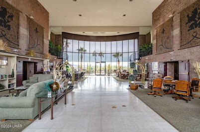Family size Condo steps away from the London Bridge, Golf Course and Rotary Park