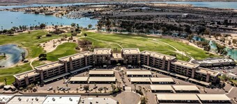 Family size Condo steps away from the London Bridge, Golf Course and Rotary Park