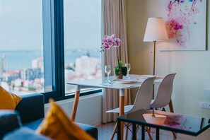 Appartement Supérieur, 1 trÚs grand lit et 1 canapé-lit, vue mer | Restauration dans la chambre