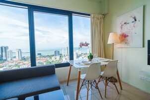 Superior-Apartment, 1 King-Bett und Schlafsofa, Meerblick | Blick auf die Stadt