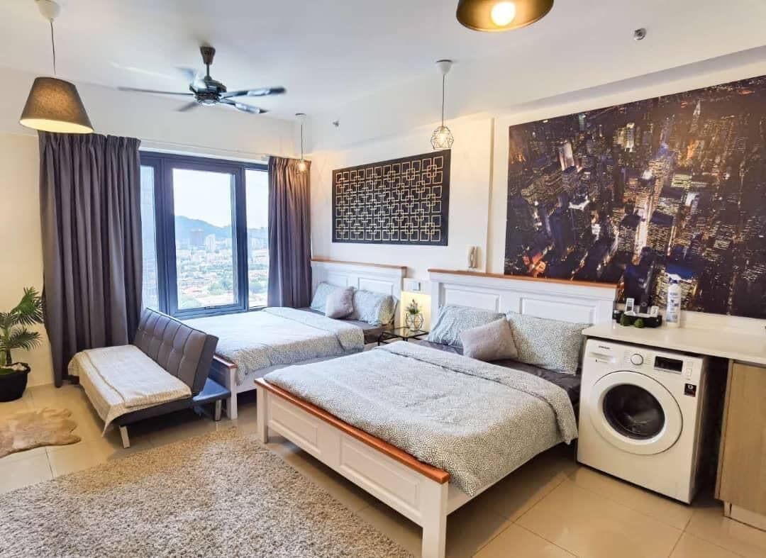 Design studio suite, uitzicht op de stad | Verduisterende gordijnen, een strijkplank/strijkijzer, gratis wifi