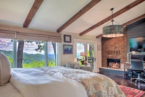 4 bedrooms, desk, iron/ironing board, free WiFi