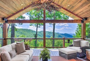 Property grounds - Hillside Cottage Cozy with Private Deck and fire pit and 7 min from downtown  Asheville (Asheville)