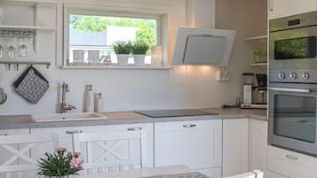 Réfrigérateur, four, plaque de cuisson, cafetiÚre/bouilloire