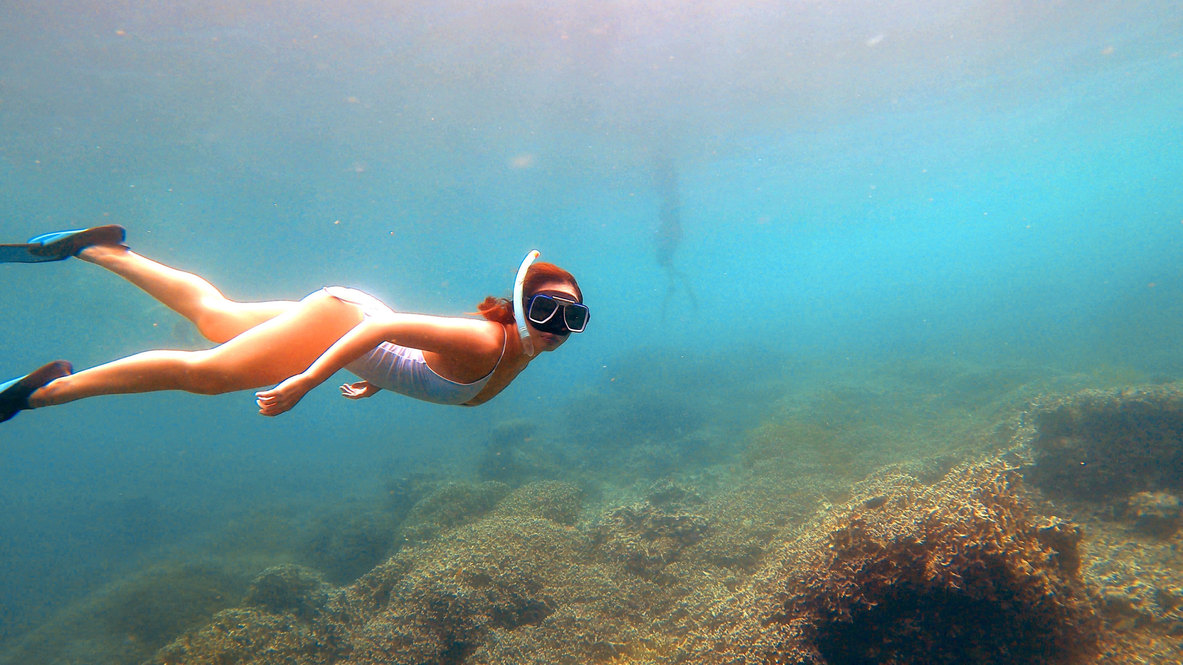 Una persona haciendo snorkel bajo el agua.