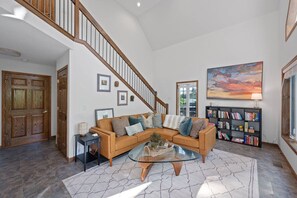 Smart TV - Fels Haus- Hot Tub, WiFi, Gas Grill, located on Cliffview Resort (Campton)