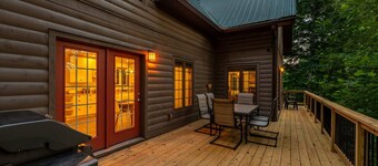 Fels Haus- Hot Tub, WiFi, Gas Grill, located on Cliffview Resort