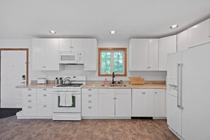 Fridge, microwave, oven, stovetop - WiFi & Hot Tub - Fels Haus RRG (Campton)