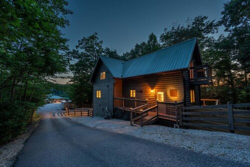 WiFi & Hot Tub - Fels Haus RRG