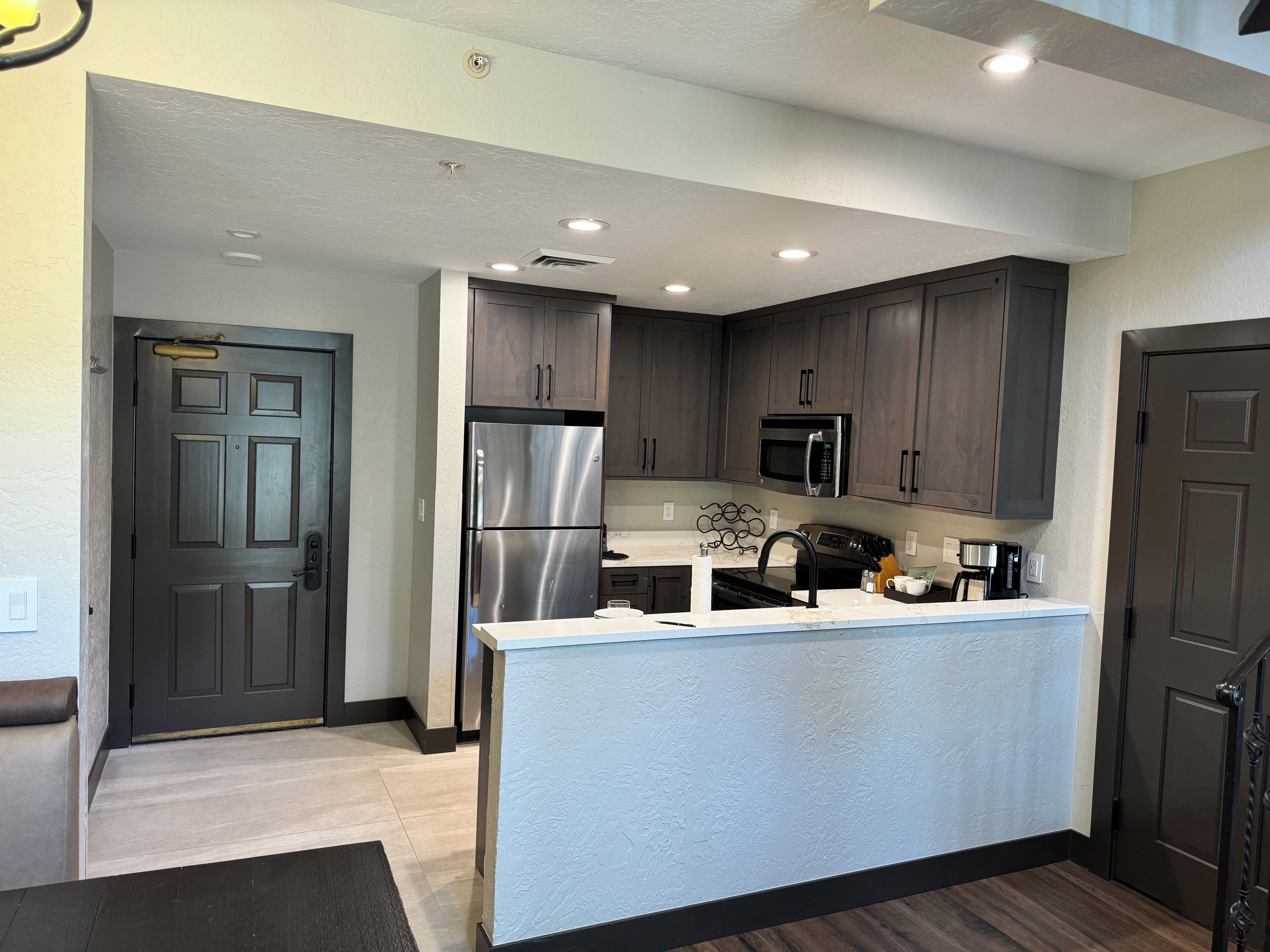 Réfrigérateur, four à micro-ondes, un four, surface de cuisson