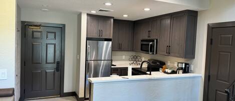 Kjøleskap, mikrobølgeovn, ovn og kokeplater