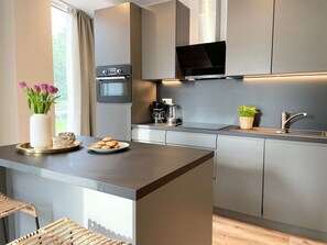 Een koelkast, een microgolfoven, een oven, een kookplaat