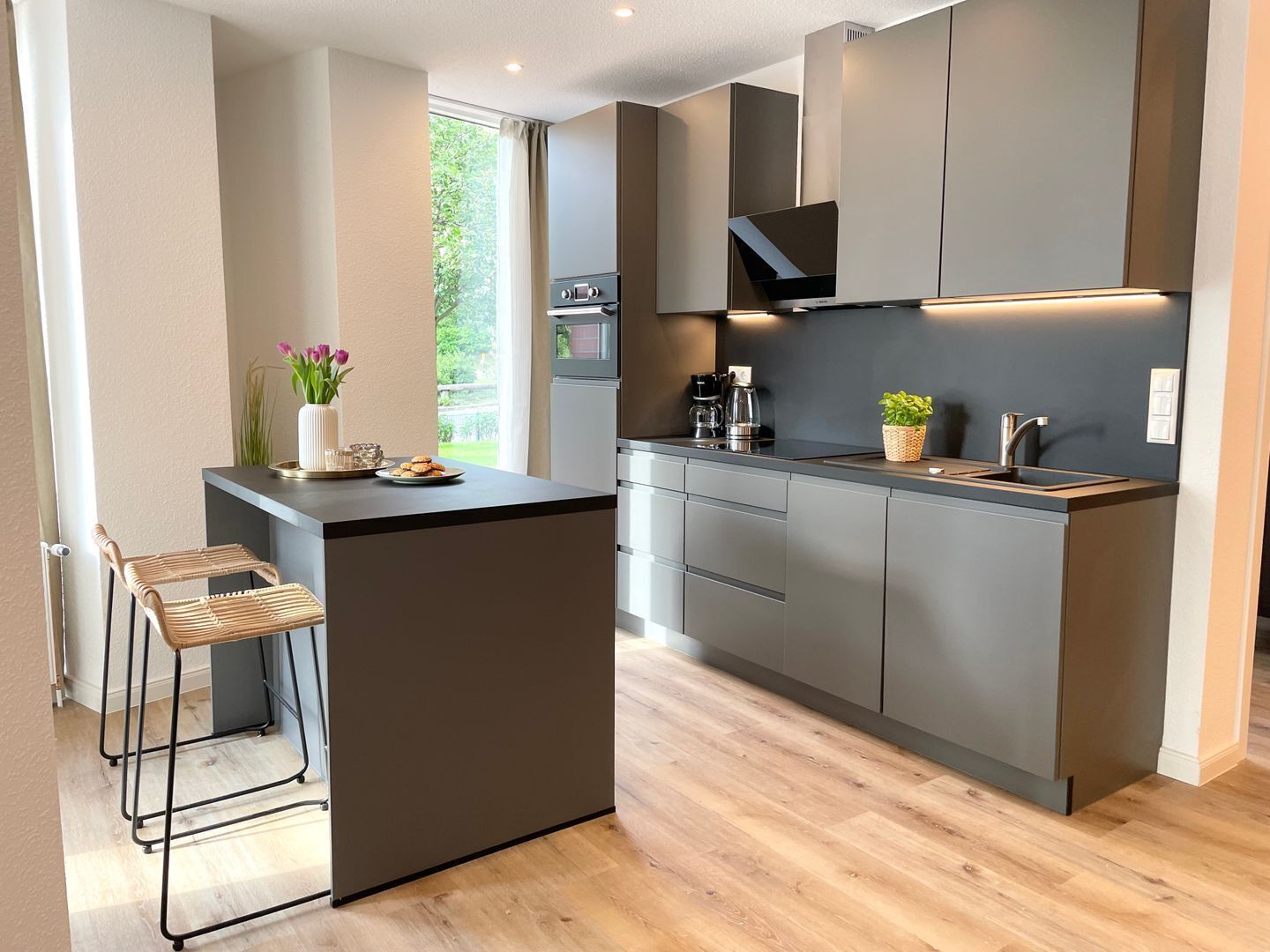 Réfrigérateur, four à micro-ondes, un four, surface de cuisson