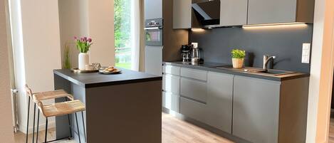 Réfrigérateur, four à micro-ondes, un four, surface de cuisson