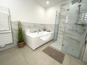 Dusche, Haartrockner, HandtĂŒcher
