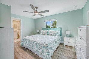 2 bedrooms, iron/ironing board, WiFi, bed sheets - Southern Comfort (Condo 1 block from beach W/ Pool) (Sarasota)