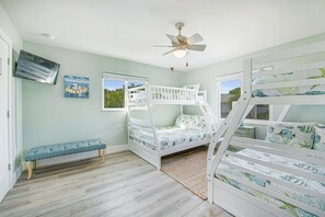 2 bedrooms, iron/ironing board, WiFi, bed sheets - Southern Comfort (Condo 1 block from beach W/ Pool) (Sarasota)