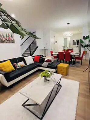 Smart TV, fireplace - Luxurious Stylish / Modern 3b/2.5 bth Downtown Home (Edmonton)