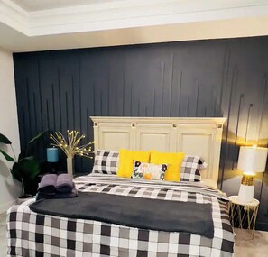 3 bedrooms, iron/ironing board, WiFi, bed sheets - Luxurious Stylish / Modern 3b/2.5 bth Downtown Home (Edmonton)