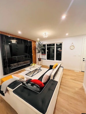 Interior - Luxurious Stylish / Modern 3b/2.5 bth Downtown Home (Edmonton)