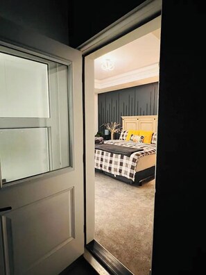 Interior - Luxurious Stylish / Modern 3b/2.5 bth Downtown Home (Edmonton)