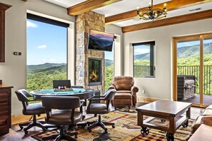 Smart TV, chimenea, futbolito y oficina 