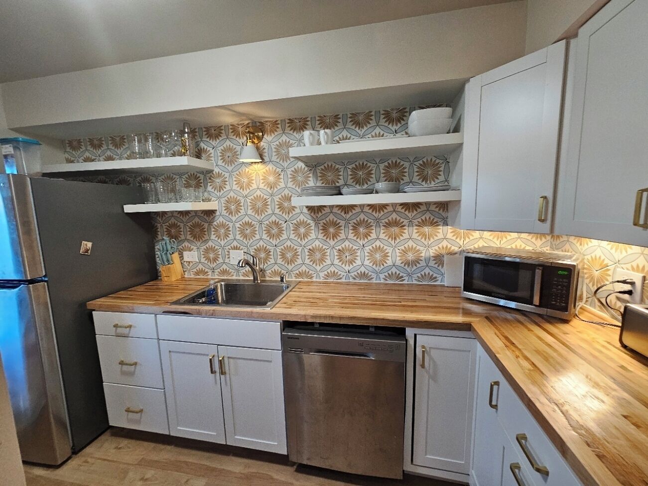 New Renovation 1.2 Mile to The Plaza. Pet Friendly with Fenced Yard!