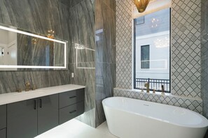 Shower, hair dryer, towels - Le Maison Blanc - Bayfront Vacation Rental with Private Pool, Theater & Dock (Miramar Beach)