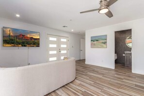 Smart TV, fireplace
